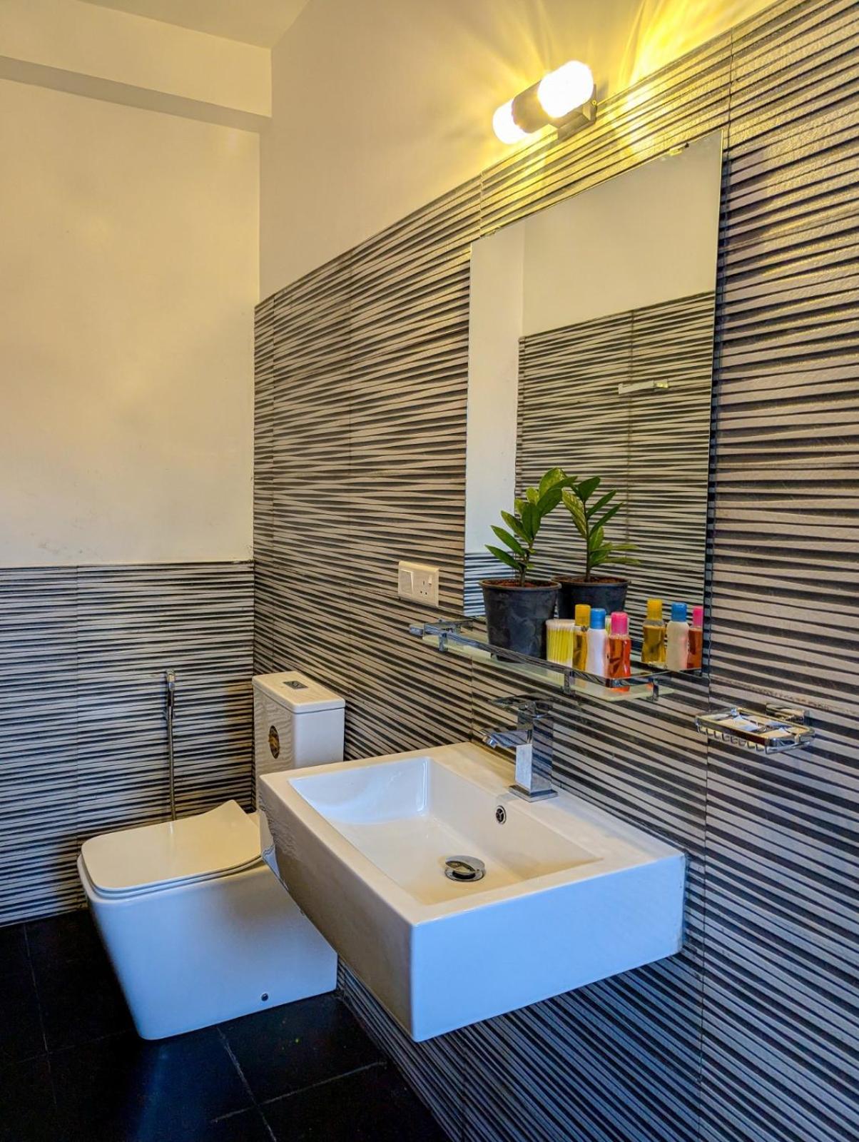 Airport Hotel By Cmb Apartments Негомбо Экстерьер фото